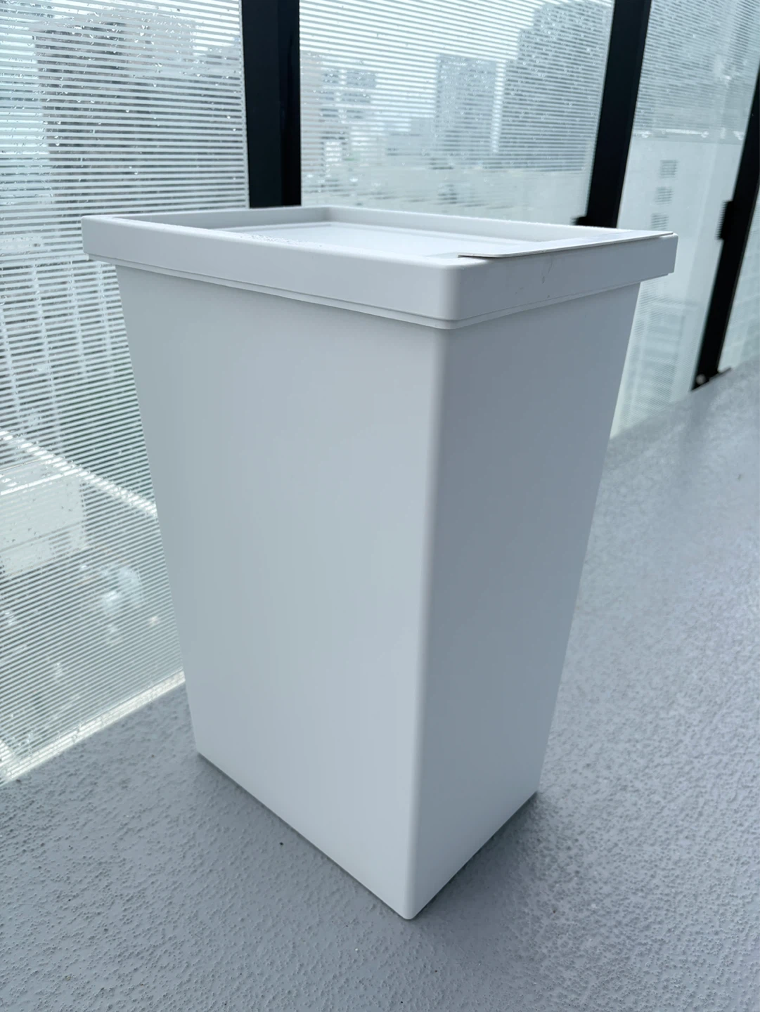 White Plastic Trash Can with Lid - photo 3