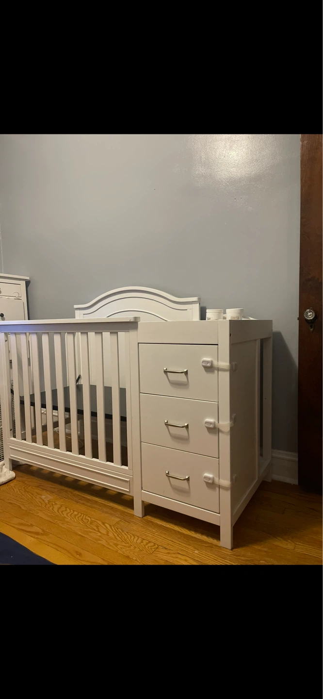 White Crib with Built-in Changing Station - photo 2