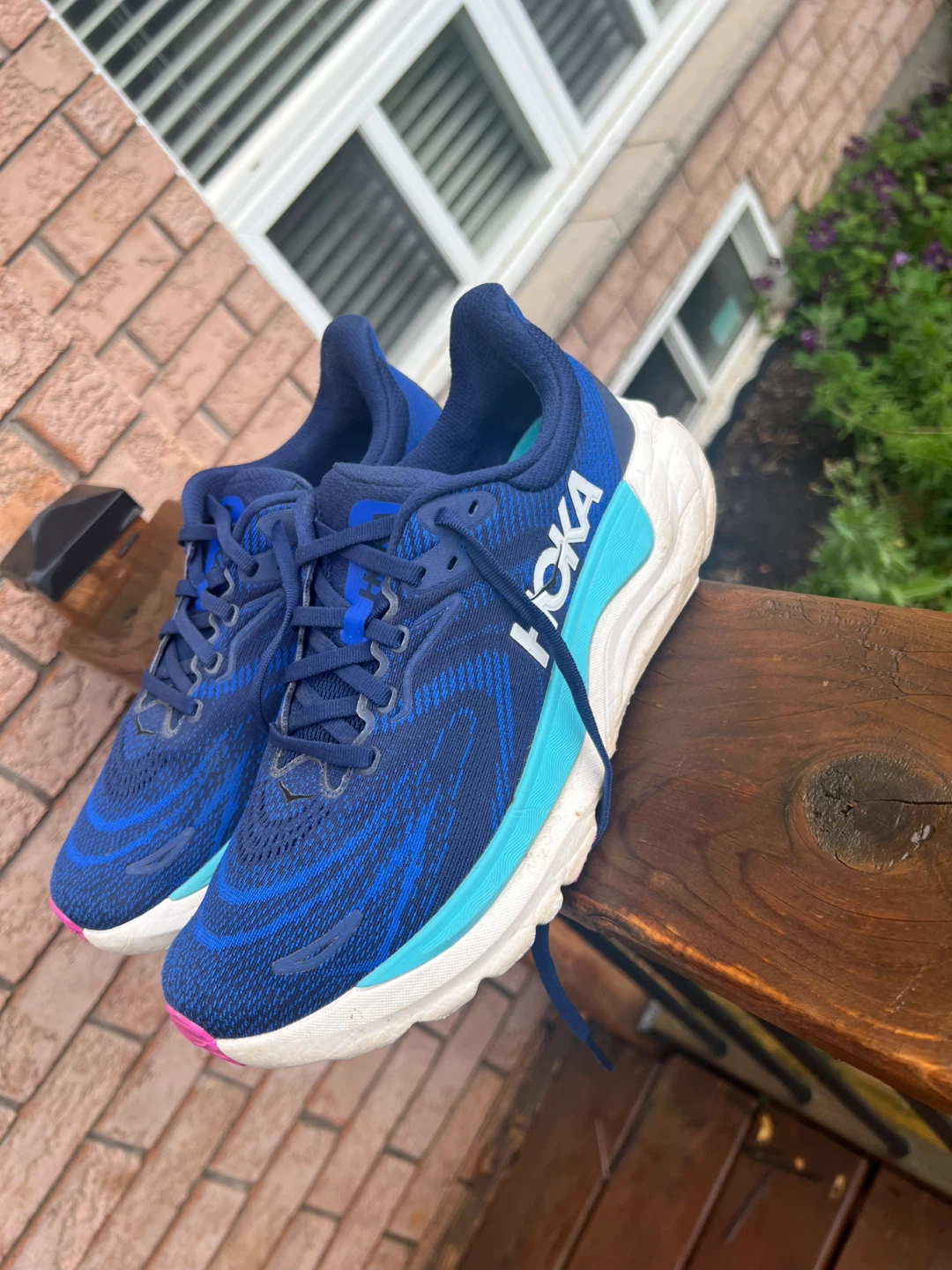Size 8.5 woman’s Hoka Arahi 8 shoes - photo 2