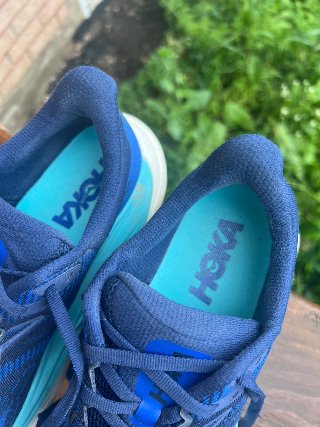 Size 8.5 woman’s Hoka Arahi 8 shoes - photo 3