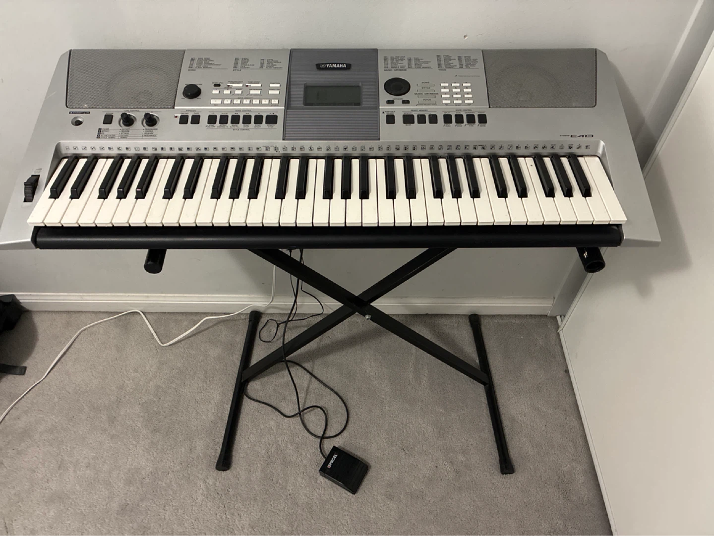 Yamaha PSR-E413 Electronic Keyboard with Stand and Pedal