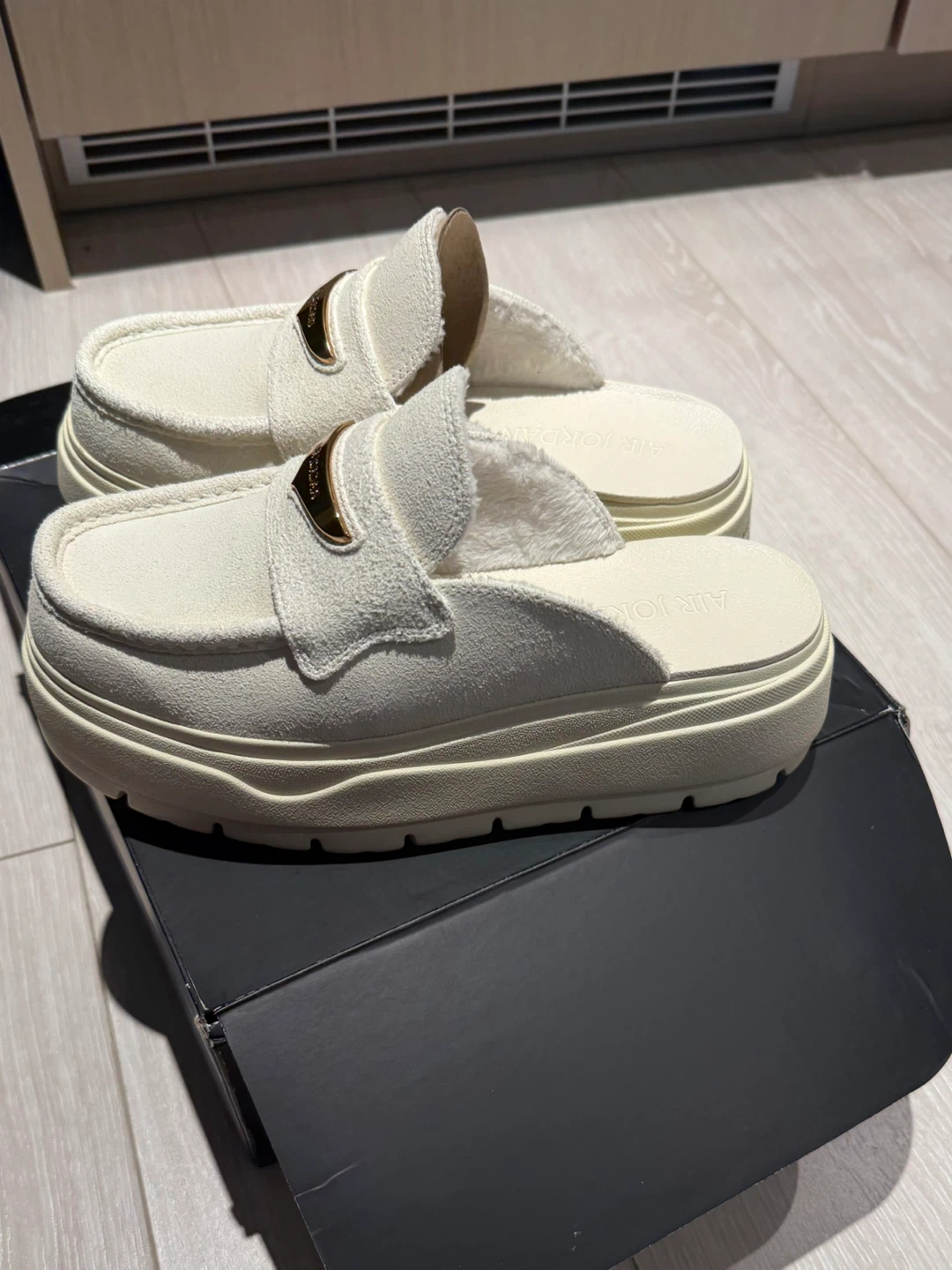 Woman’s shoes - photo 2