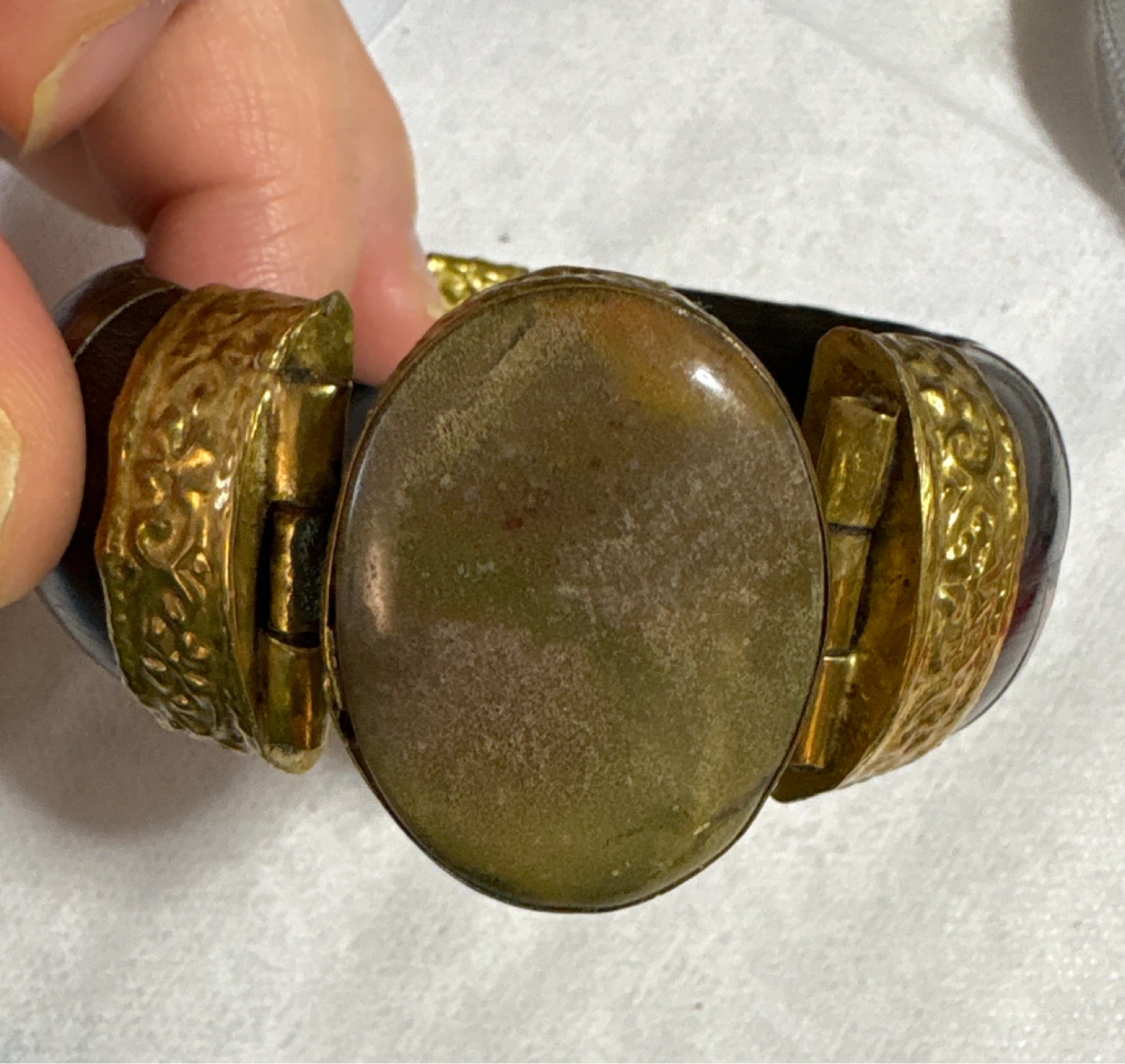 VINTAGE BLACK HORN AGATE & BRASS HINGED BRACELET W/ PIN CLOSURE