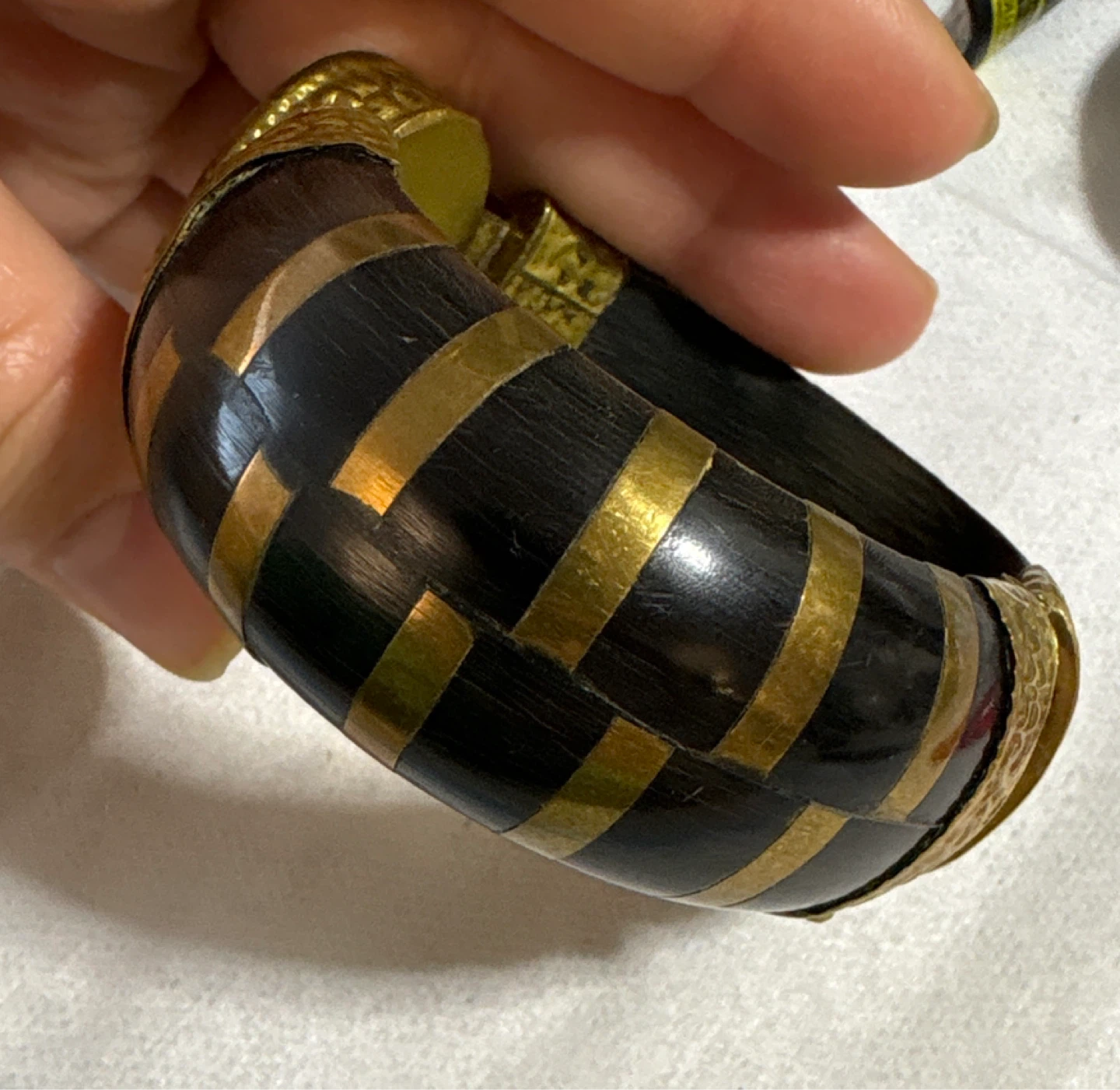 VINTAGE BLACK HORN AGATE & BRASS HINGED BRACELET W/ PIN CLOSURE - photo 2