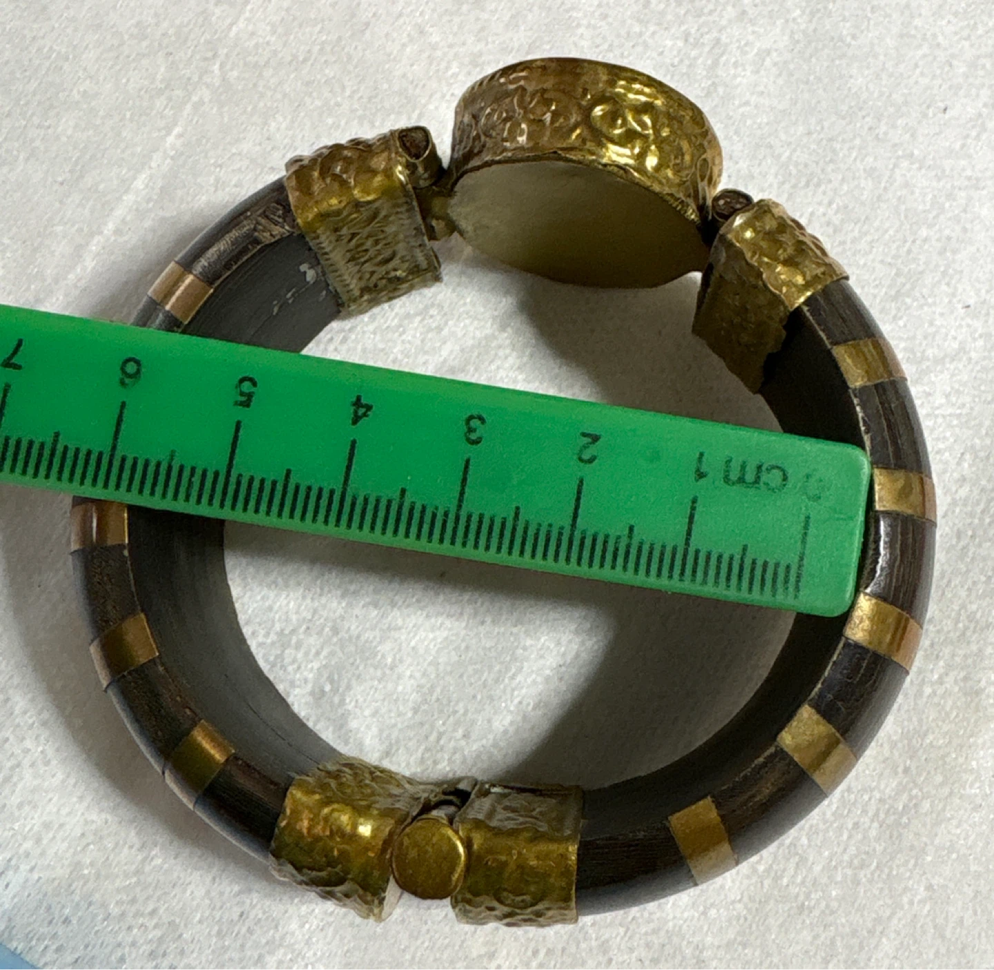 VINTAGE BLACK HORN AGATE & BRASS HINGED BRACELET W/ PIN CLOSURE - photo 3