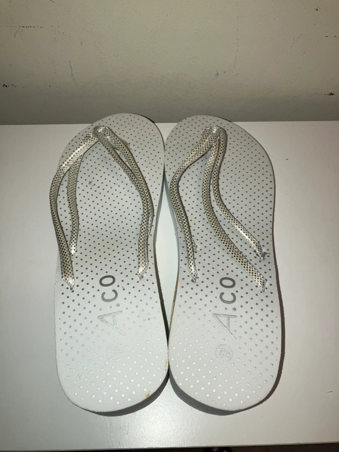 A:co White Wedge Flip Flops Size 7/8 - photo 2
