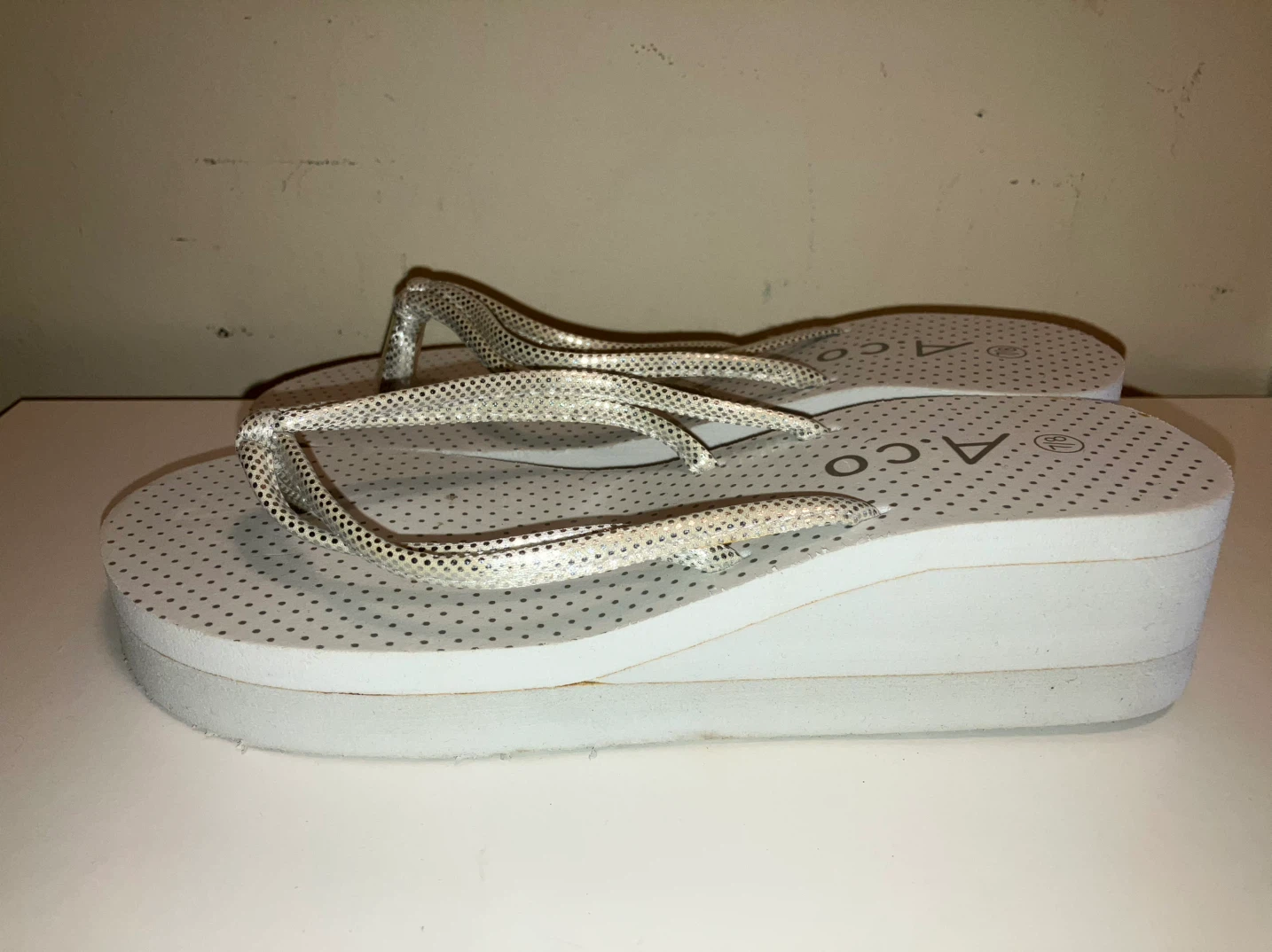 A:co White Wedge Flip Flops Size 7/8 - photo 3