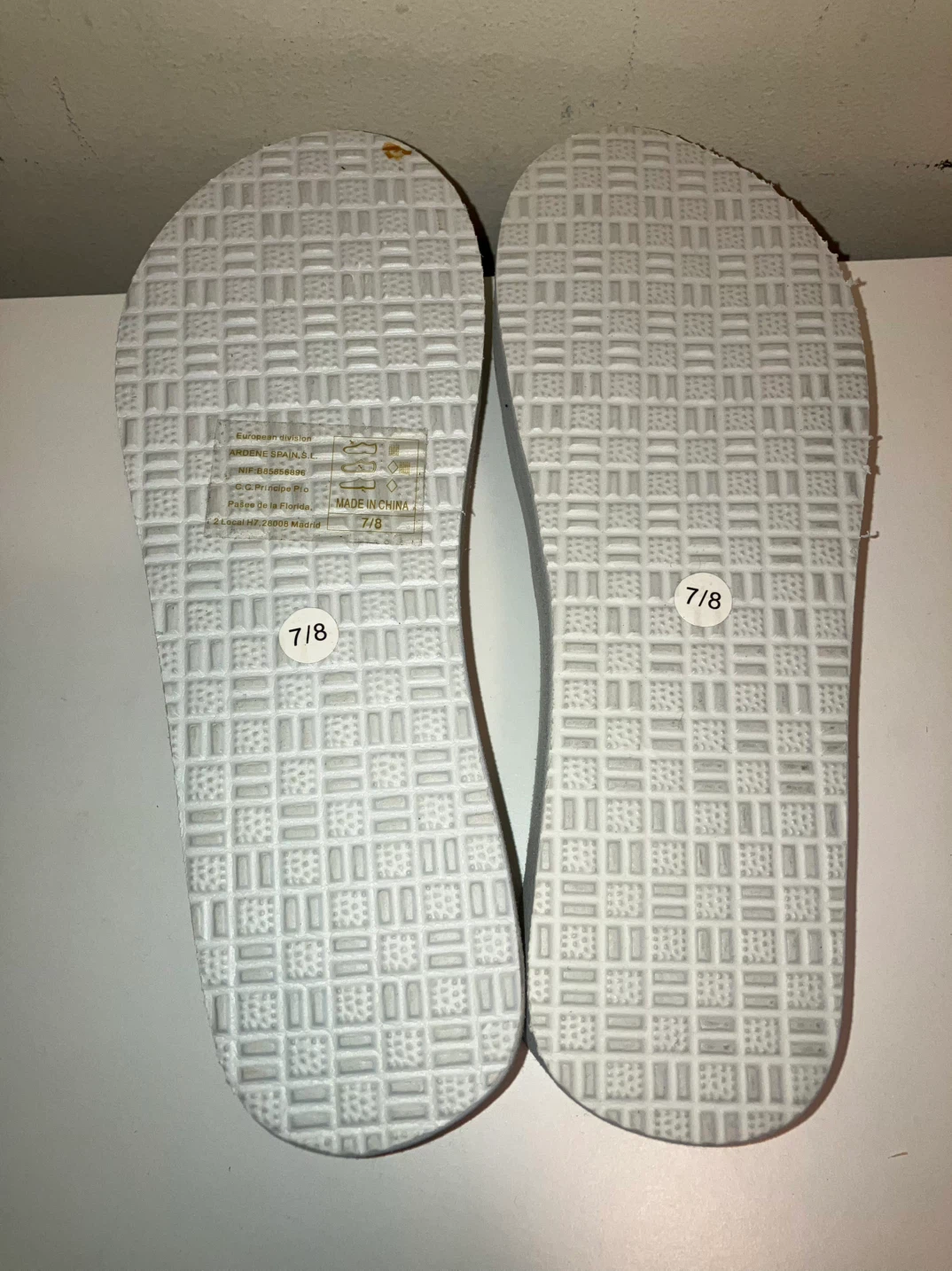 A:co White Wedge Flip Flops Size 7/8 - photo 4