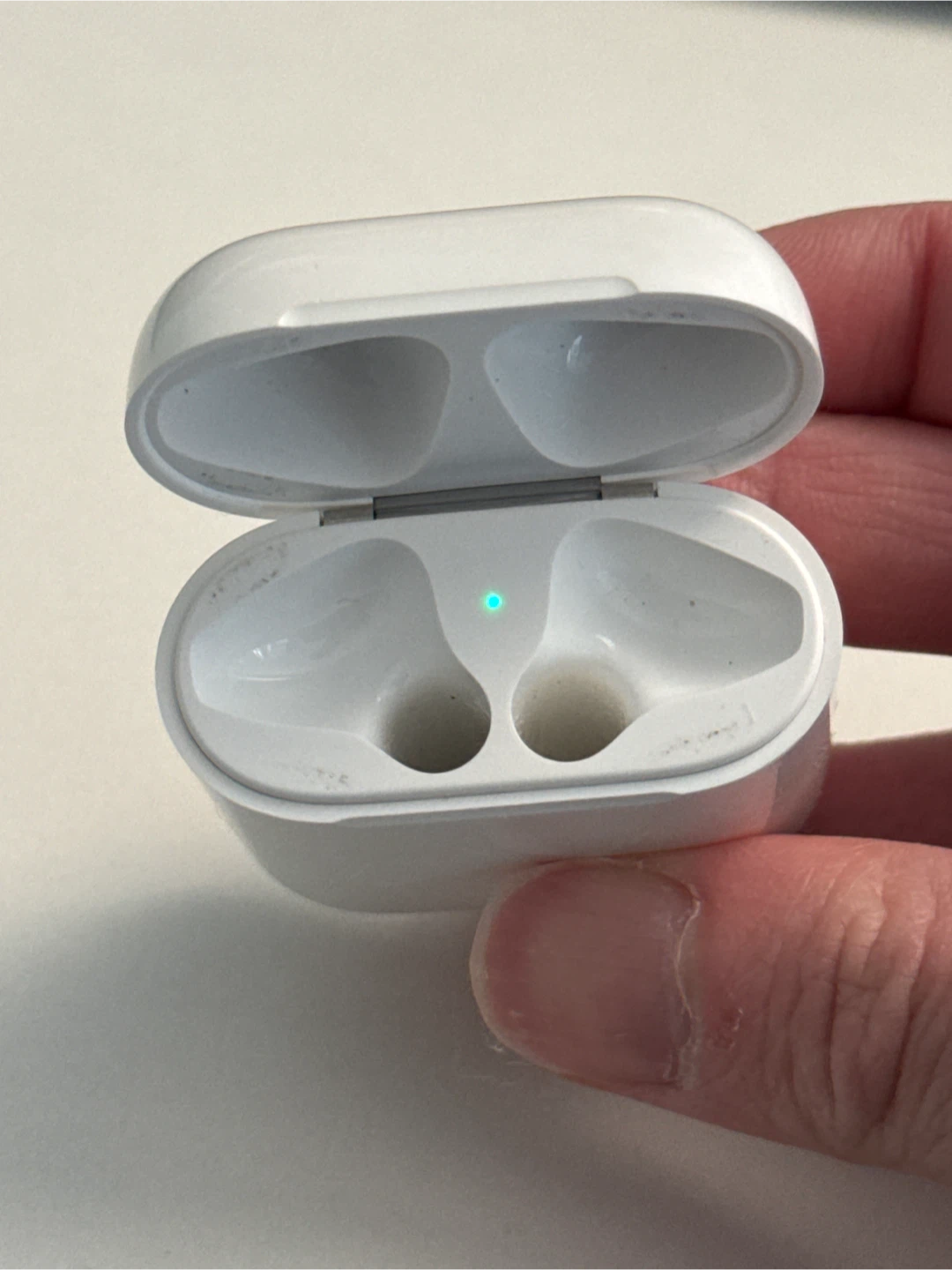 Apple AirPods Wireless Earbuds and Charging Case - photo 2