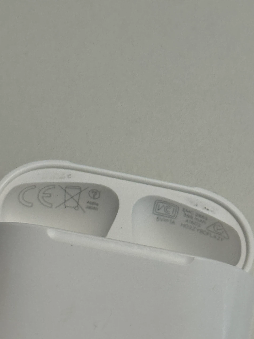 Apple AirPods Wireless Earbuds and Charging Case - photo 4
