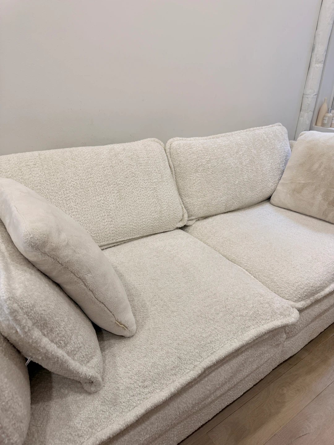 Cream / Beige Chenille Sofa with ottoman and accent pillows - photo 5