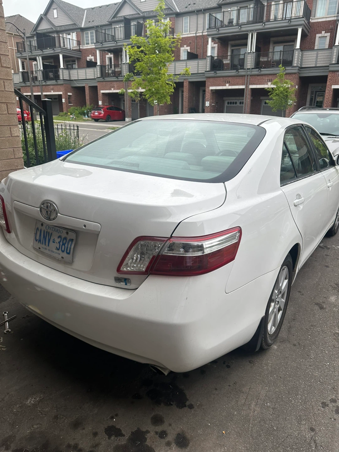 White Toyota Camry Hybrid - photo 2