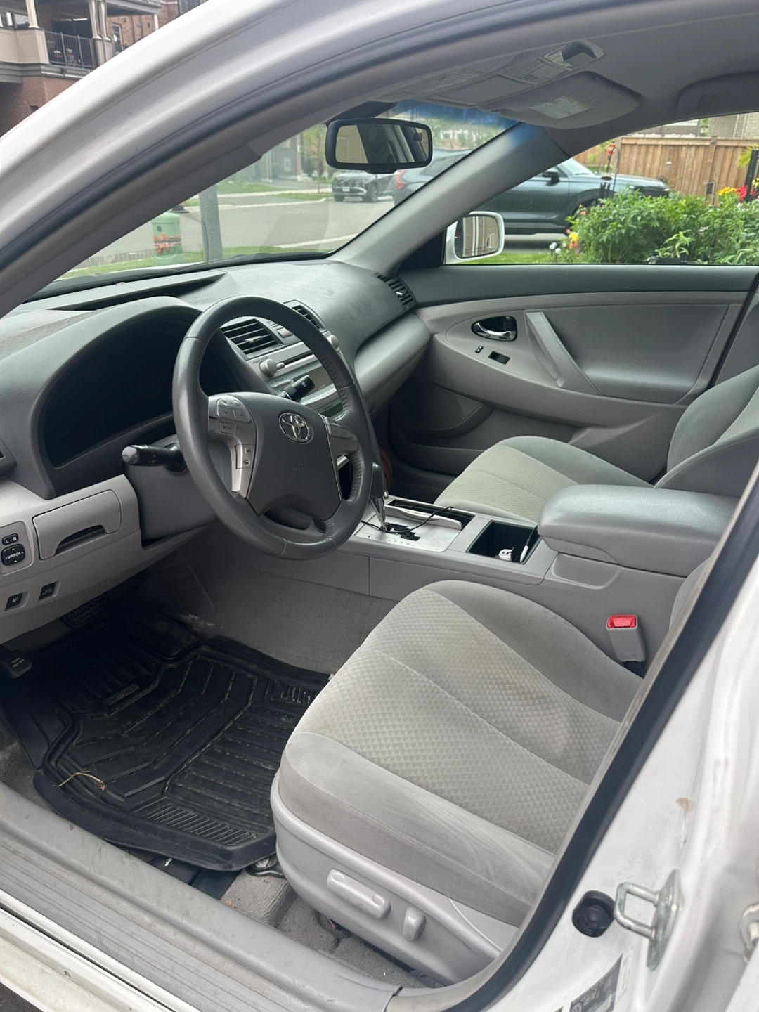 White Toyota Camry Hybrid - photo 4