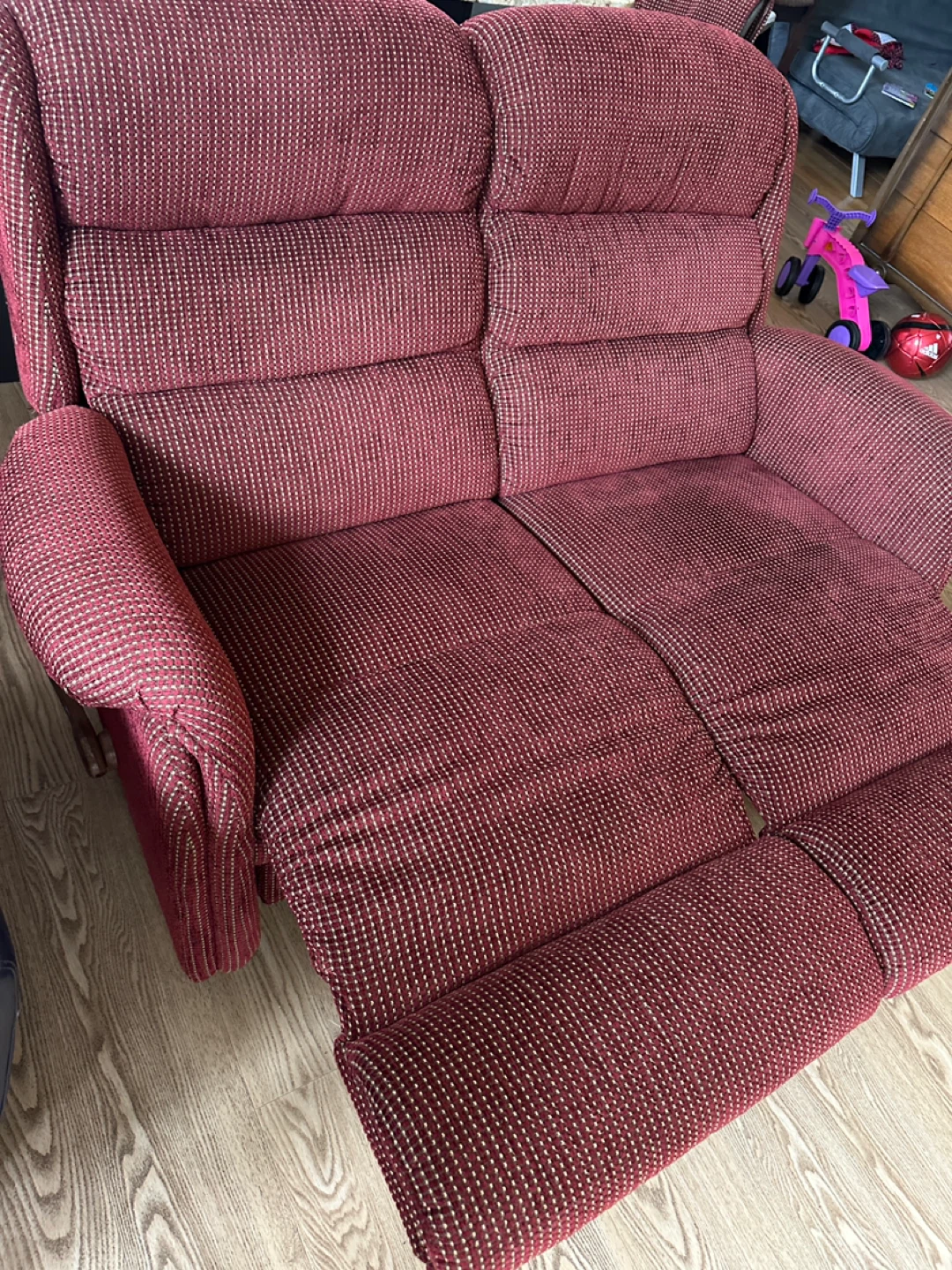 Beautiful La-Z-Boy Dual Reclining Loveseat (CAN DELIVER) - photo 5