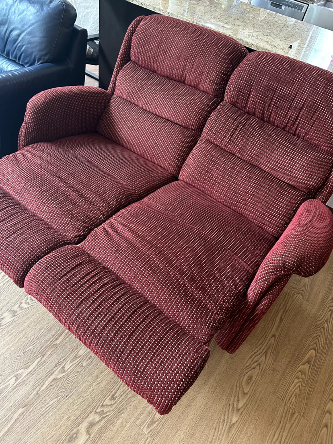Beautiful La-Z-Boy Dual Reclining Loveseat (CAN DELIVER)