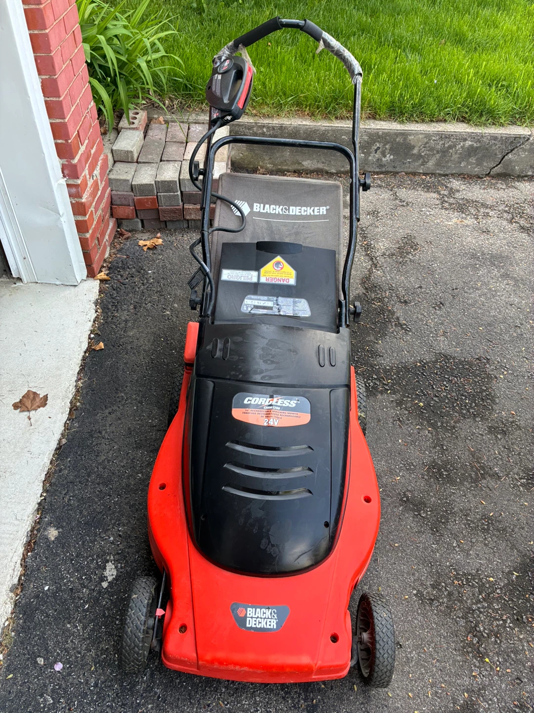 Black & Decker Cordless 24V Mower - photo 3