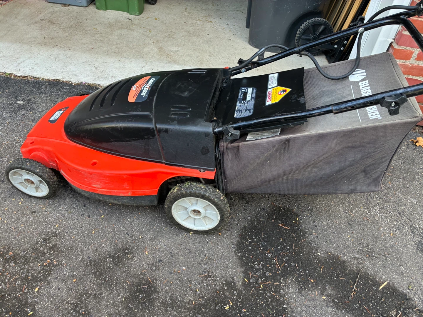Black & Decker Cordless 24V Mower - photo 2