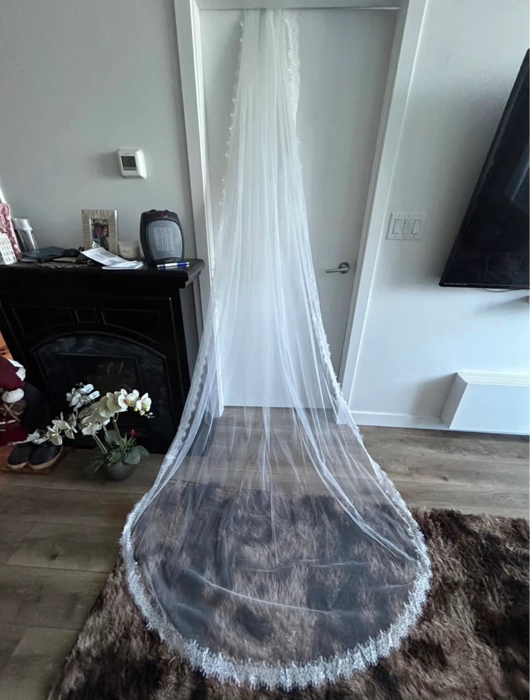 Cathedral lace soft white veil - photo 2
