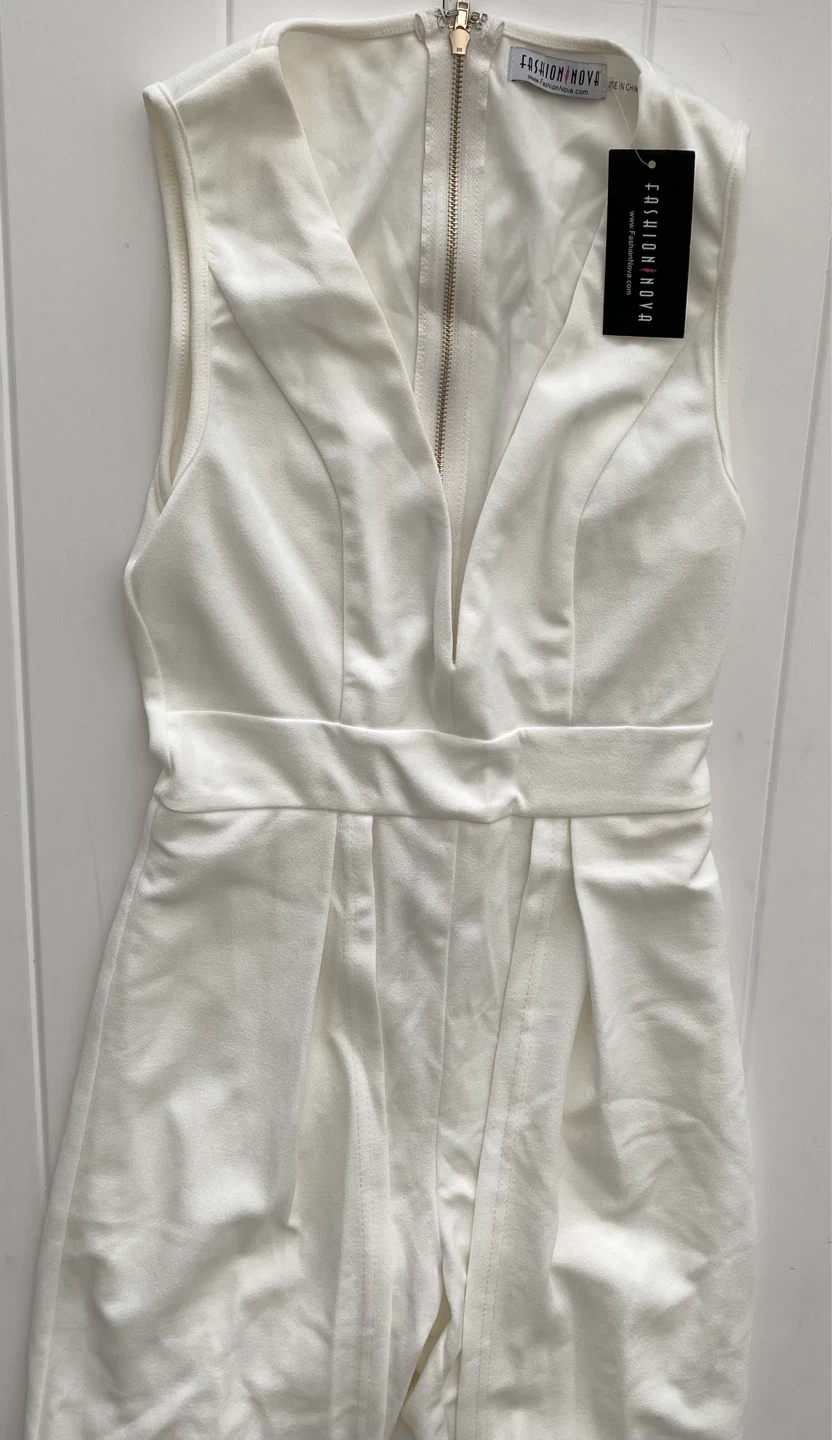 Fashion Nova Women's ivory/white V-Neck Jumpsuit w Back skirt - photo 4