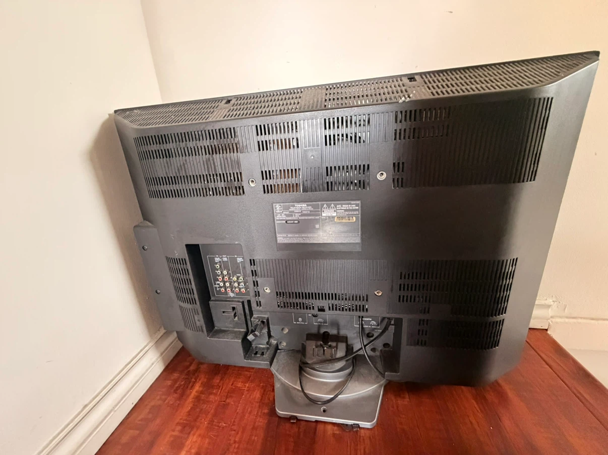 Toshiba 32 inch TV - photo 2