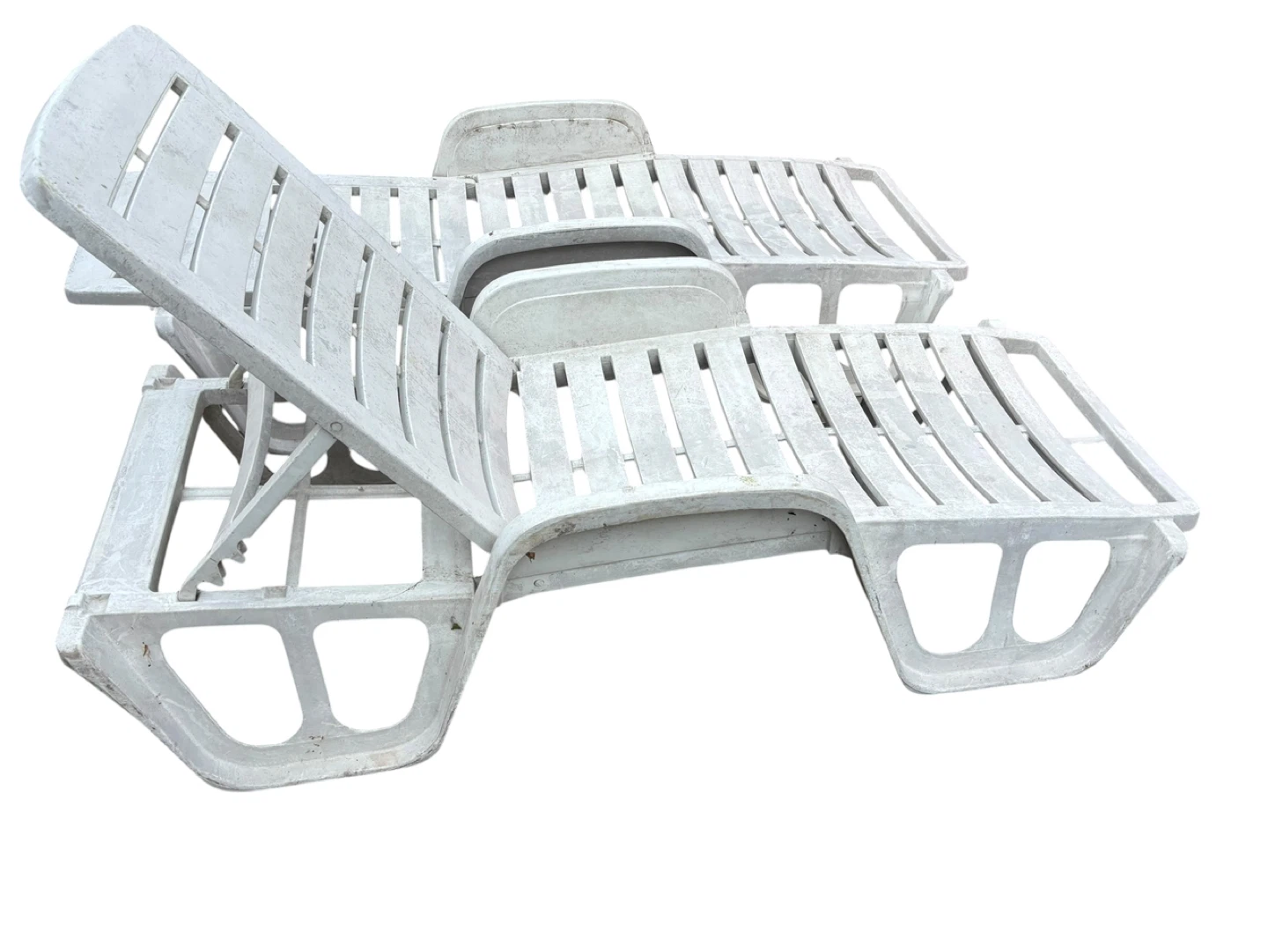 2 White Plastic Chaise Lounge Chairs - photo 2
