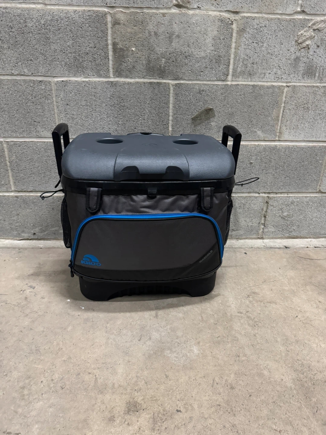 Igloo MaxCold 40 Quart Cool Fusion Wheeled Cooler
