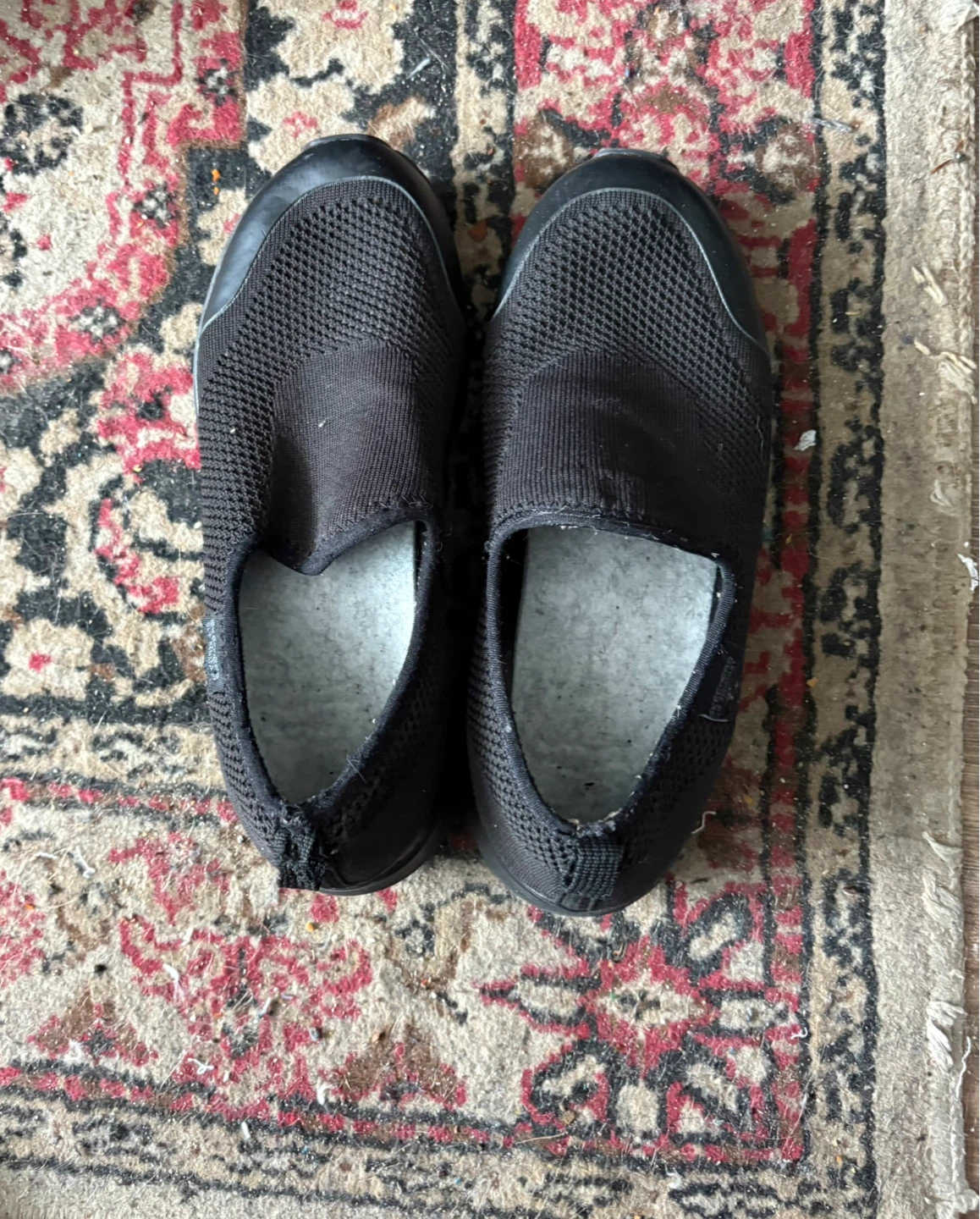 Sketchers: Black Slip-on Shoes