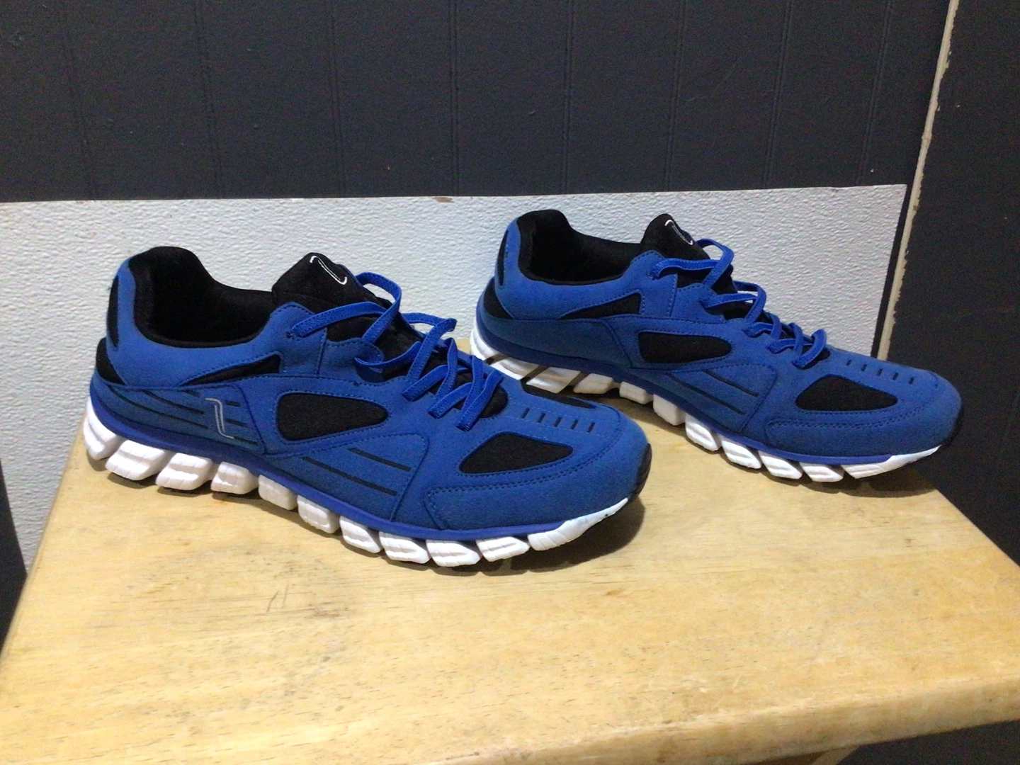Gym shoes - photo 2