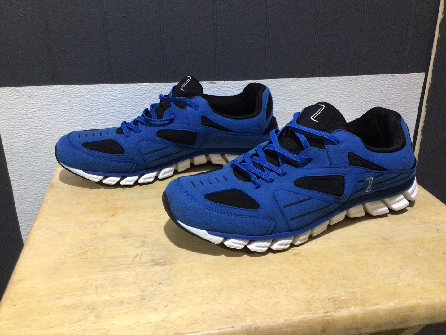 Gym shoes - photo 3