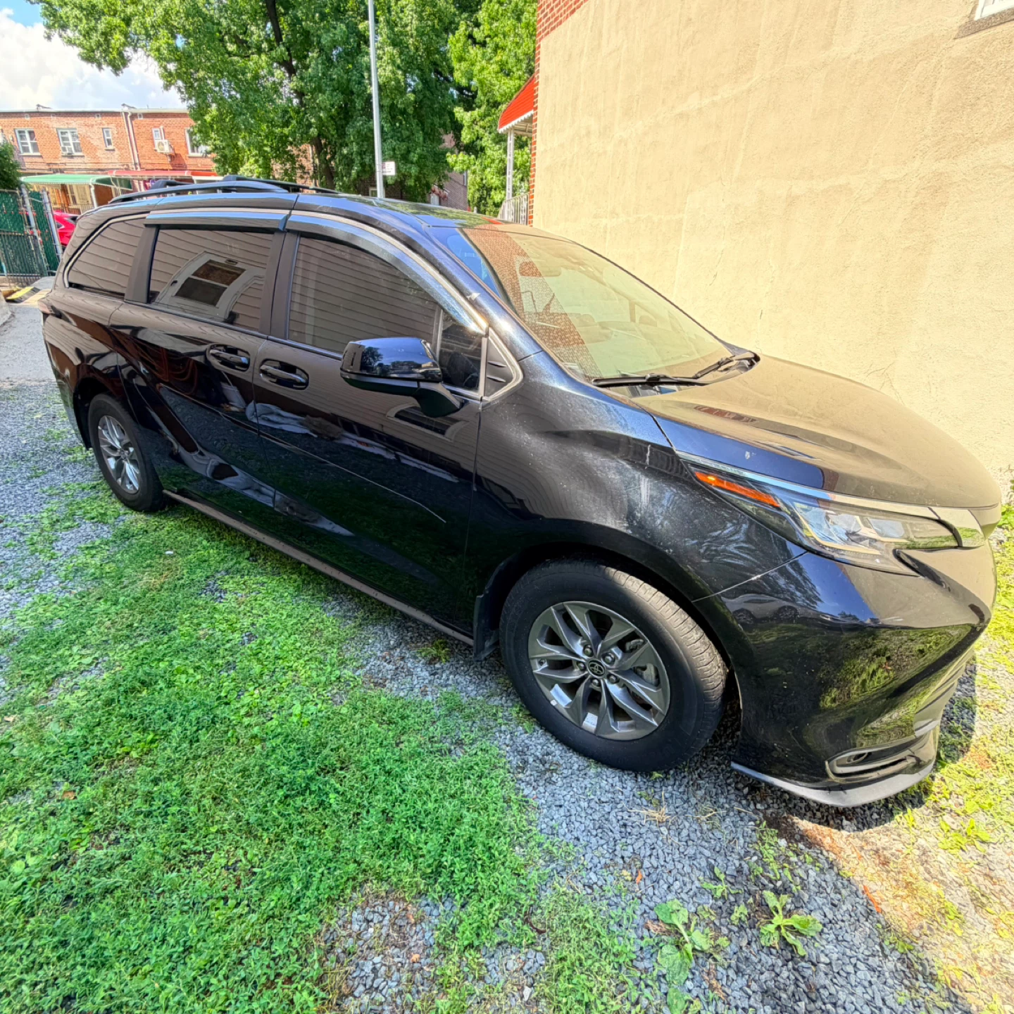 2022 Black Toyota Sienna Le Hybrid Minivan - photo 2