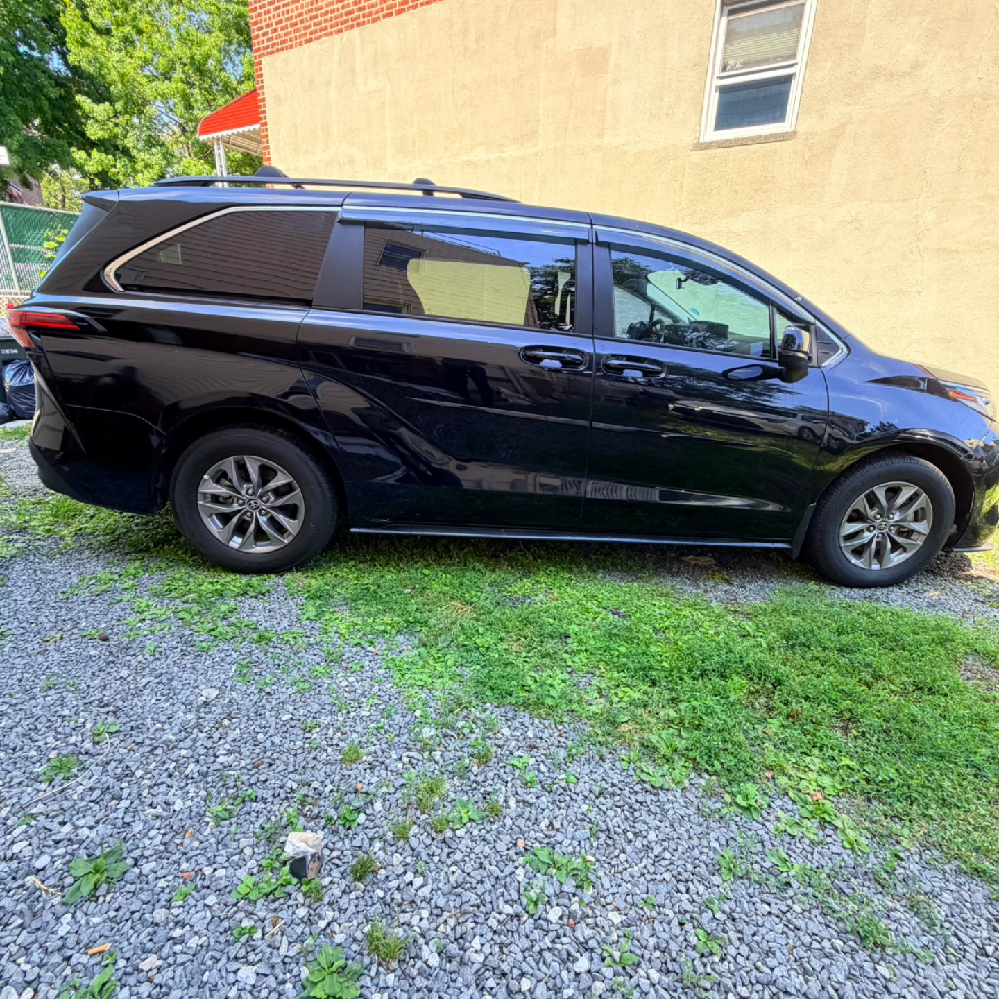 2022 Black Toyota Sienna Le Hybrid Minivan - photo 4