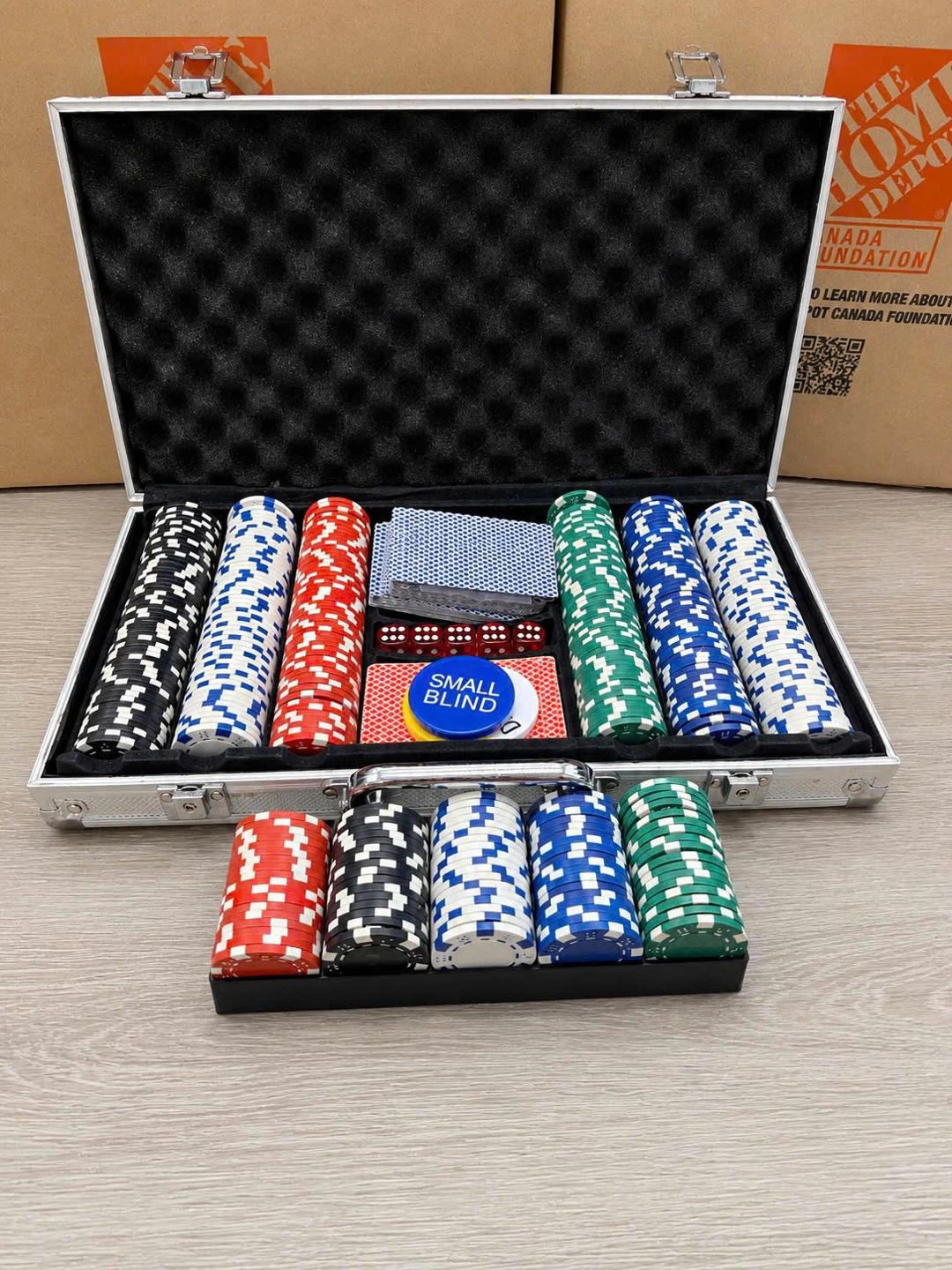 Cardinal Classics 300-Piece Poker Set - extra chip
