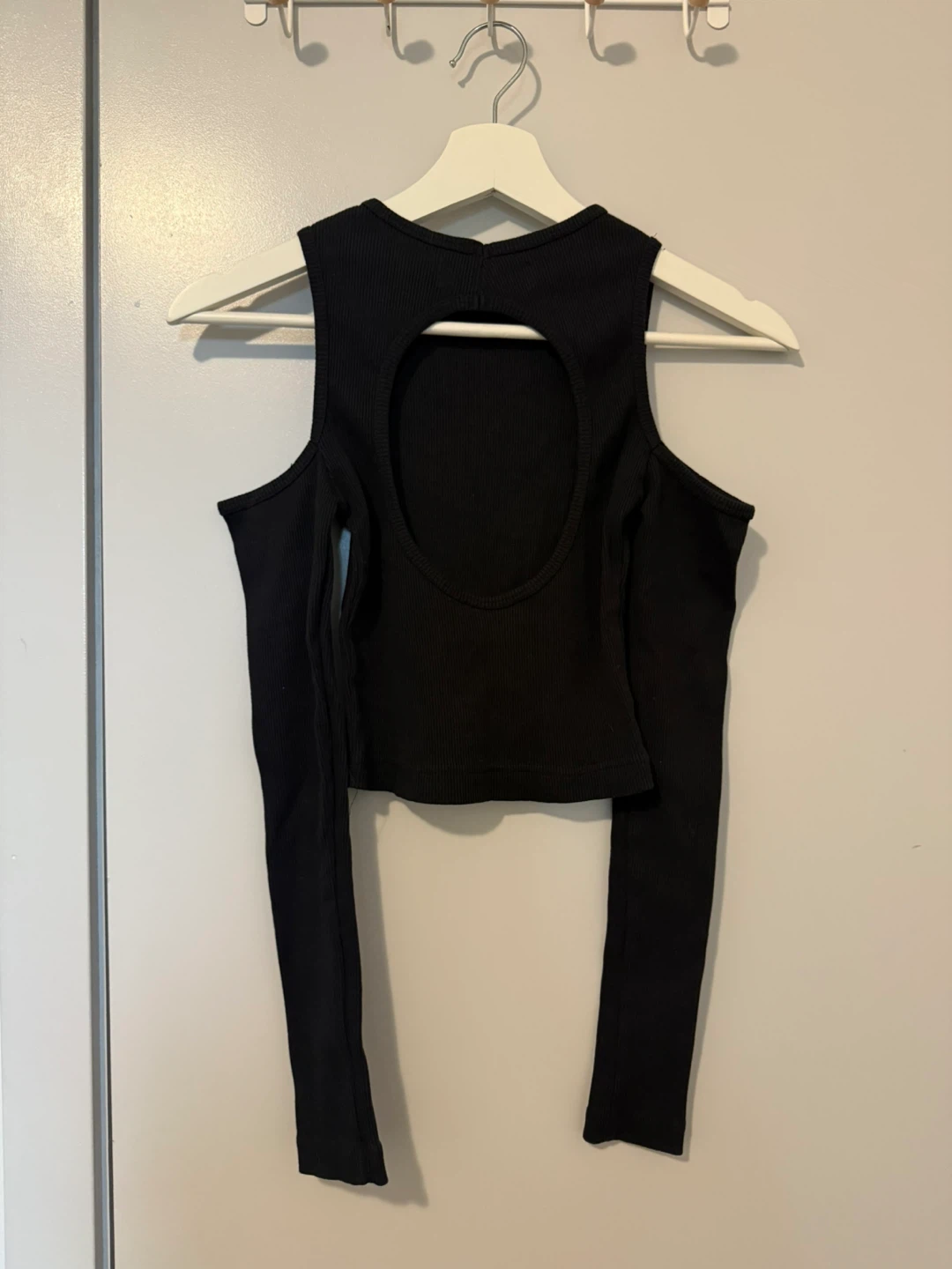 Baein Black Cold Shoulder Cut-Out Long Sleeve Top Size S - photo 3