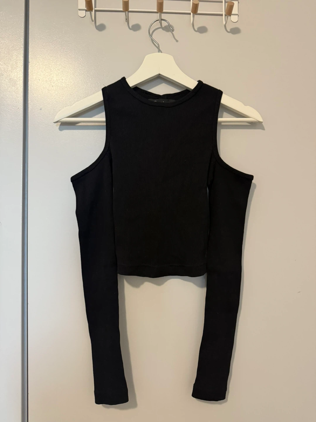Baein Black Cold Shoulder Cut-Out Long Sleeve Top Size S