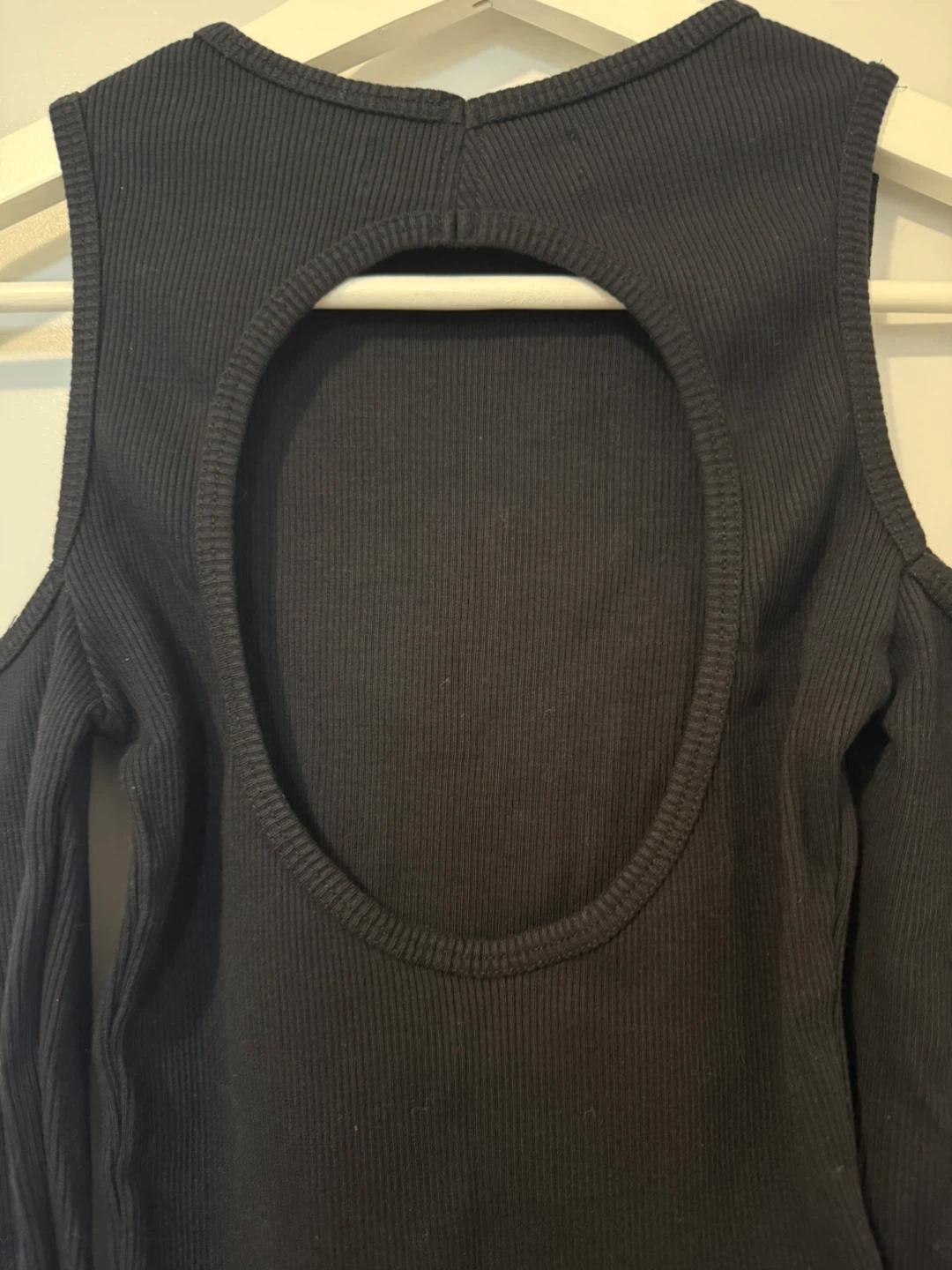 Baein Black Cold Shoulder Cut-Out Long Sleeve Top Size S - photo 4