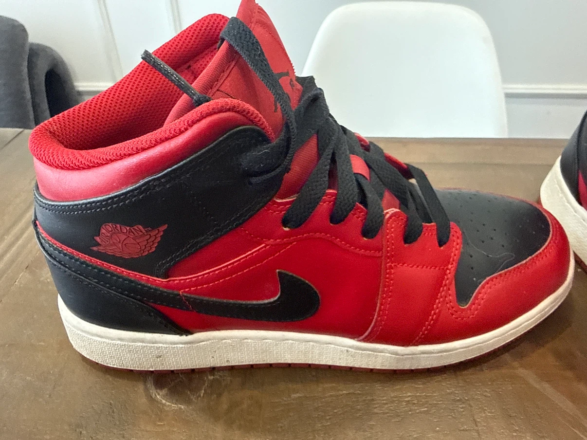 Air Jordan 1 Mid SE (GS) 'Siren Red'