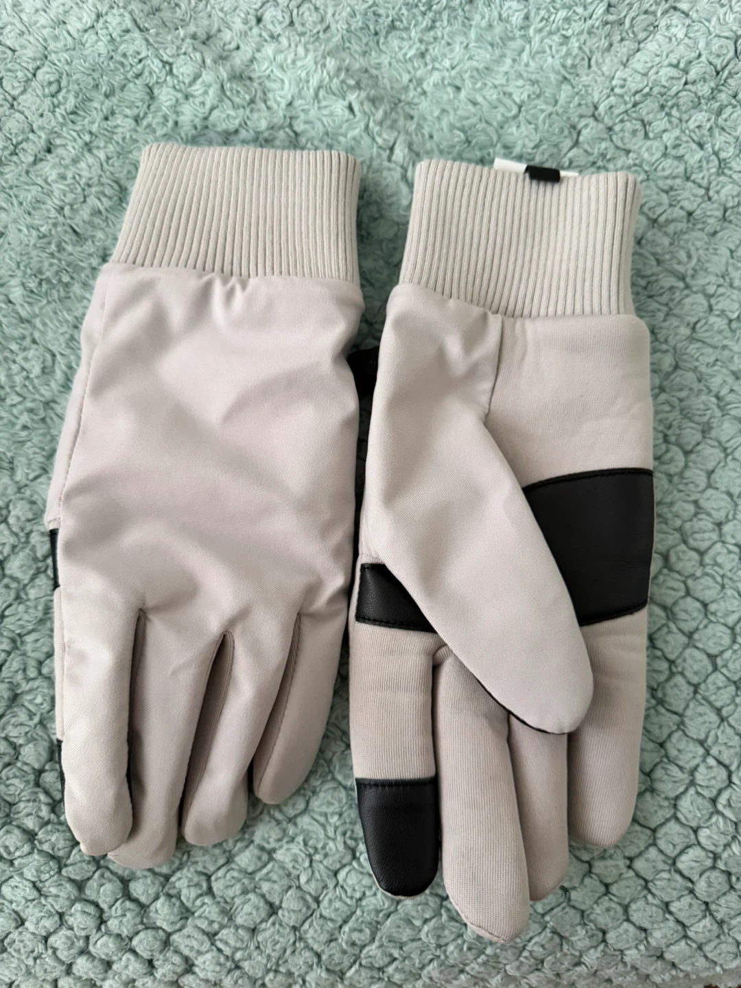 UNIQLO Winter Gloves+ one winter gloves