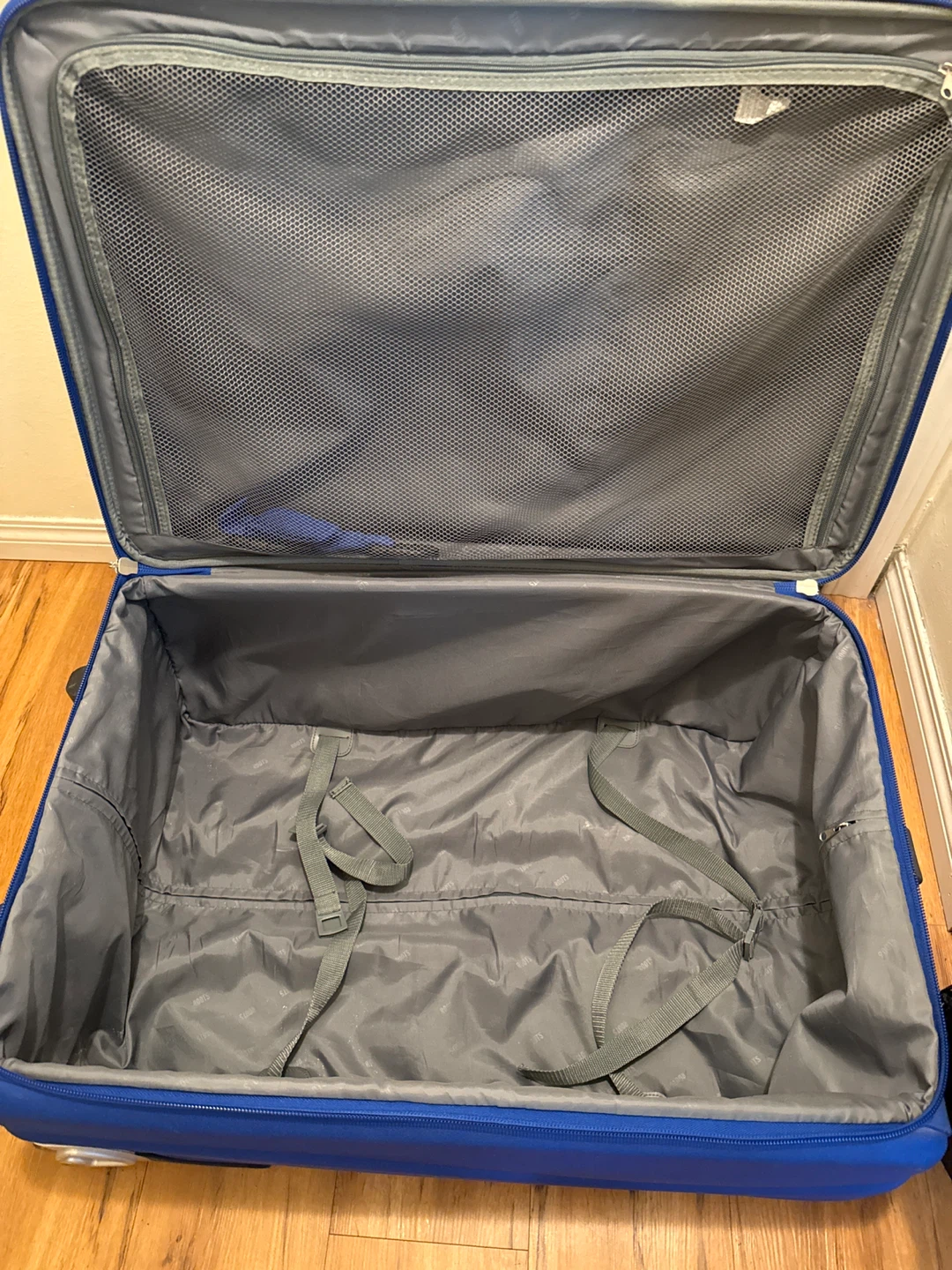 28” Roots Suitcase - photo 5