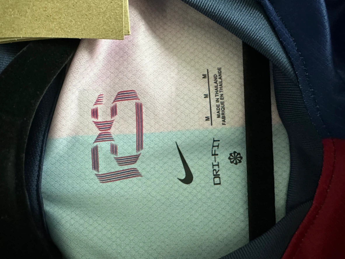 Lamine Yamal Barcelona 2024 home kit size medium - photo 5