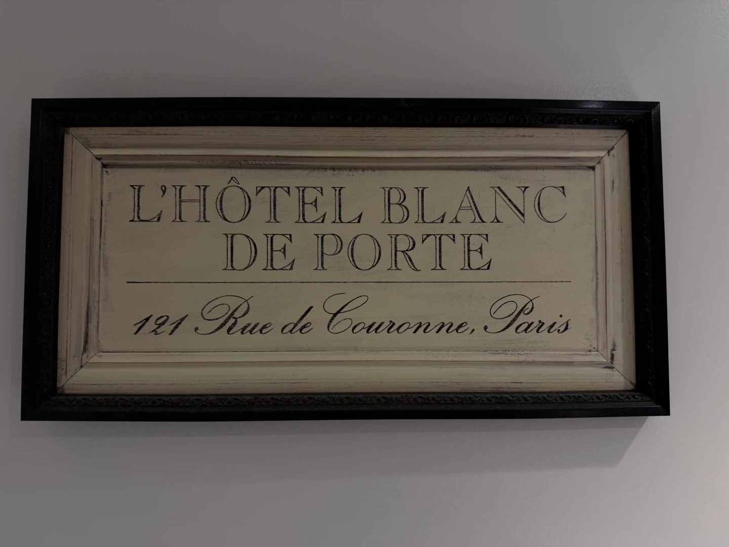 L'Hôtel Blanc De Porte Framed Wall Art