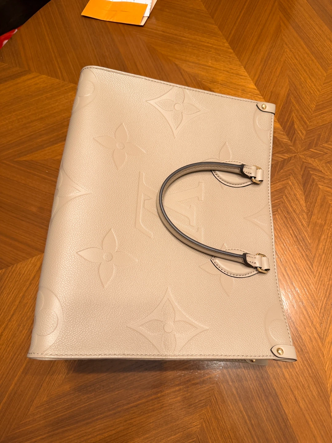 Louis Vuitton OnTheGo MM Tote - Turtledove - Brand New - photo 2