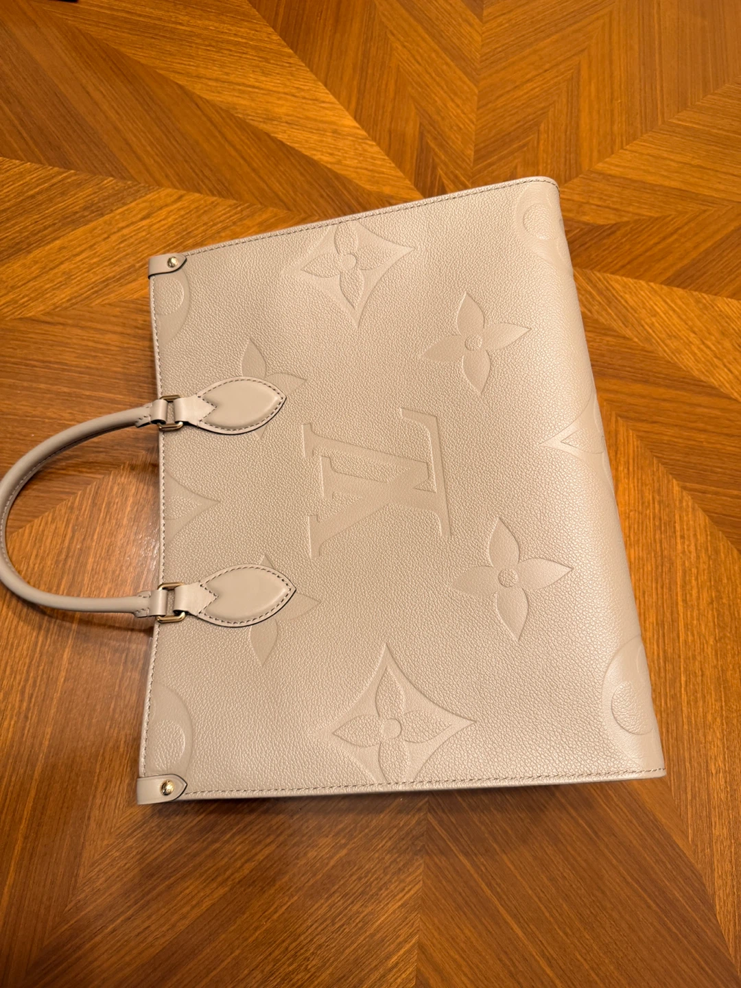 Louis Vuitton OnTheGo MM Tote - Turtledove - Brand New - photo 4