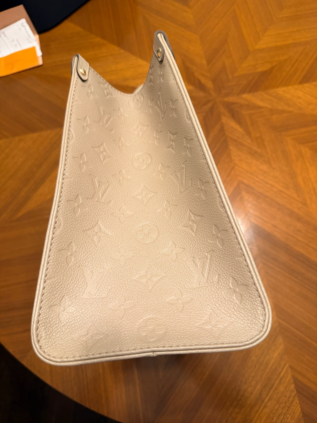 Louis Vuitton OnTheGo MM Tote - Turtledove - Brand New - photo 5