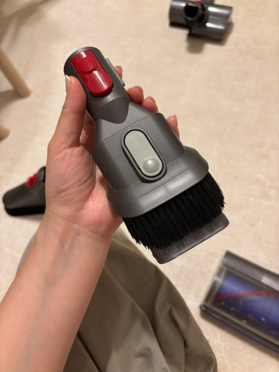 Dyson V8 Animal Cordless Vacuum + Attachments - photo 4