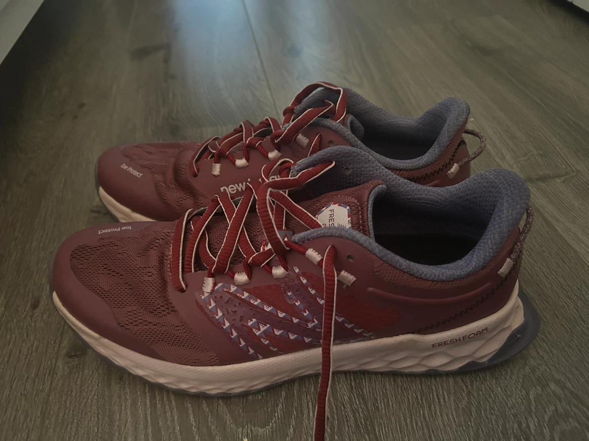 Women’s New Balance runners size 12 - photo 2
