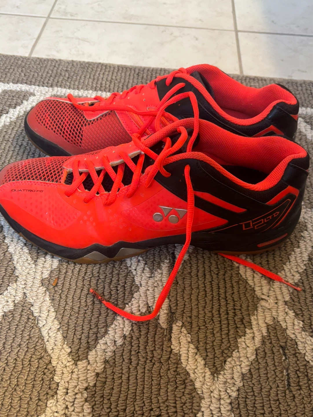 Yonex shoes men’s size 10 in half