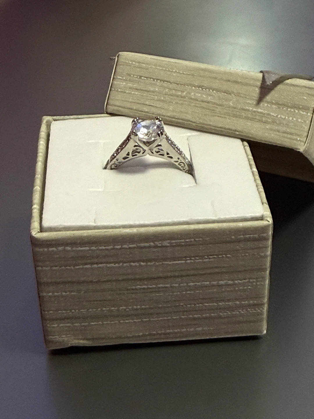 ‼️DECLUTTER‼️ Sparkly Ring 💍