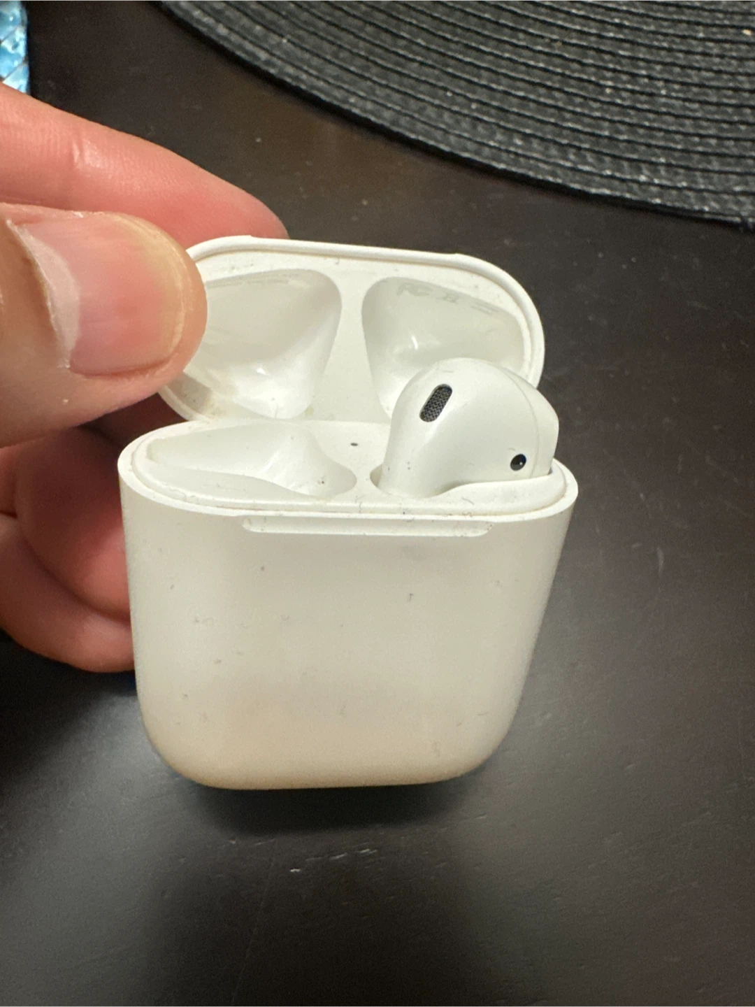 Apple AirPods  (used)