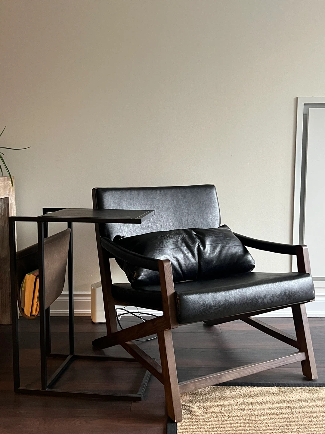 Black Leather Armchair with Magazine Rack Side Table - photo 2