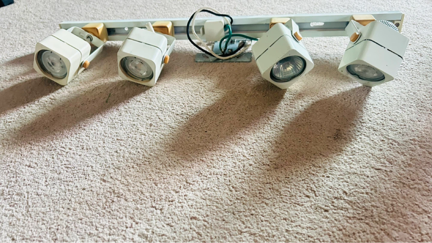 4-Light Track Lighting Fixture - photo 2